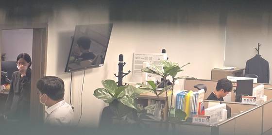 Reform Party officials are seen inside party leader Lee Jun-seok's office at the National Assembly in Yeouido, western Seoul on July 28. [LIM HYUN-DONG]
