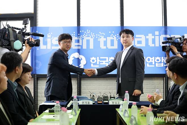 안기종 한국환자단체연합회 대표와 한성존 대한전공의협의회 비상대책위원장이 28일 서울 영등포구 한국환자단체연합회에서 환자, 전공의 각 입장과 상황을 이야기하기 위해 만나 인사를 나누고 있다.