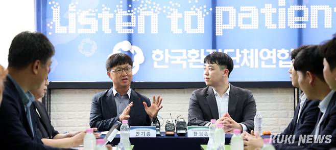 안기종 한국환자단체연합회 대표와 한성존 대한전공의협의회 비상대책위원장이 28일 서울 영등포구 한국환자단체연합회에서 만나 환자, 전공의 각 입장과 상황을 말하고 있다.