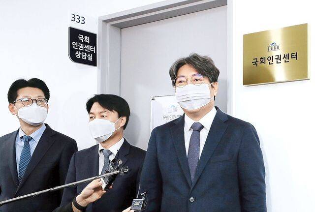 2022년 1월 14일 이춘석(오른쪽) 당시 국회 사무총장이 국회 소통관에서 국회인권센터 현판식을 마치고 인사말을 하고 있다. 이 사무총장은 “인권교육과 예방정책을 통해 국회 구성원 모두가 서로의 인권을 존중하고 배려하는 조직문화가 정착되길 기대한다”고 말했다. 뉴시스