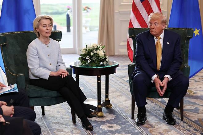 도널드 트럼프 미국 대통령과 우르줄라 폰데어라이엔 EU 집행위원장이 27일(현지시간) 영국 스코틀랜드 턴베리에서 무역 협상 타결 내용을 발표하고 있다. 연합뉴스