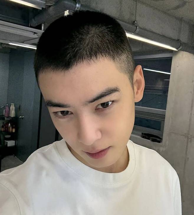 입대 전 머리 짧게 자른 차은우. 차은우 인스타그램 캡처