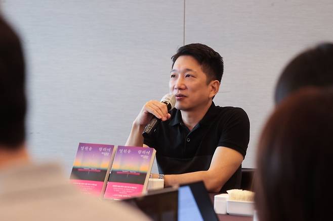 안톤 허 작가가 28일 서울 중구 프레스센터에서 첫 장편 소설 '영원을 향하여' 출간 기념 기자간담회에서 인사말을 하고 있다. 연합뉴스