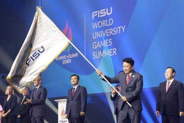 김영환 충북지사가 27일(현지시간) 독일 뒤스부르크 노드 환경공원에서 열린 2025 라인루르하계유니버시아드대회 폐회식에서 대회기를 흔들고 있다. 충북도 제공