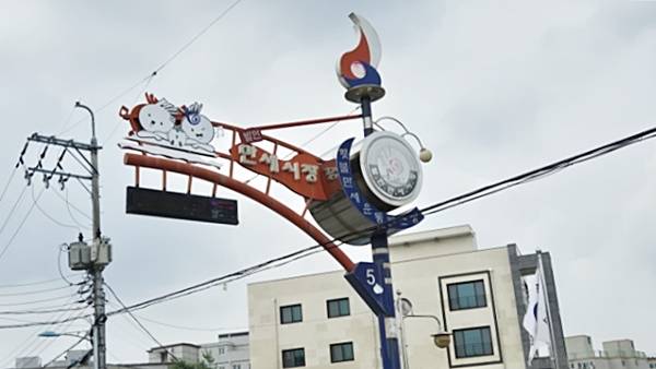 발안만세시장 길목에 세워진 조형물에 ‘횃불 만세운동 본고장’이라는 표기가 눈에 띈다. 3·1운동 당시 화성 발안 지역에서 울려 퍼진 독립의 함성을 기념하는 상징물이다. 금유진기자