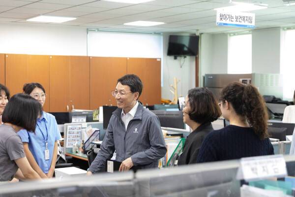 김성중 경기도 행정1부지사가 28일 안성시 대덕면을 방문해 ‘민생회복 소비쿠폰 찾아가는 신청’ 사업 운영 현장을 살피고 있다. 경기도 제공