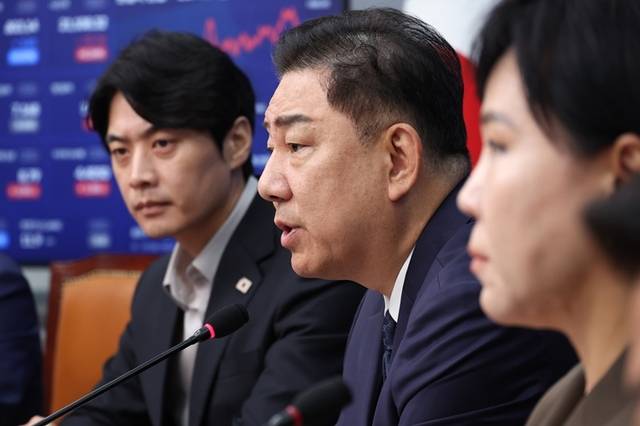 더불어민주당 김병기 당 대표 직무대행 겸 원내대표가 28일 서울 여의도 국회에서 열린 최고위원회의에서 발언하고 있다. 연합뉴스