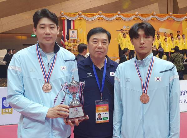 남자 레구 이벤트서 동메달을 획득한 고양시청의 이기훈 총감독(가운데)과 선우영수(왼쪽), 박현근 선수. 고양시청 제공