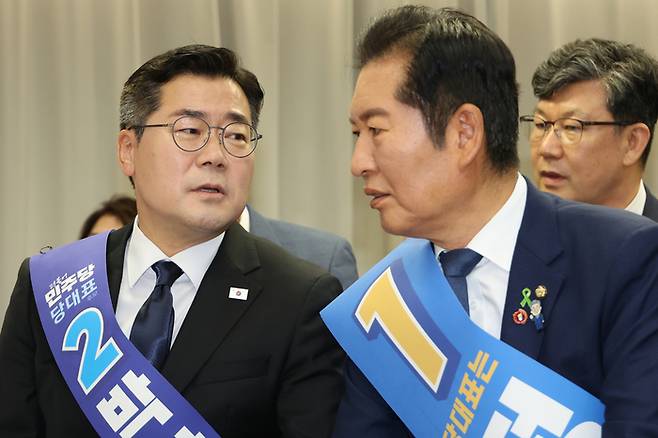 더불어민주당 대표 후보인 정청래(오른쪽)·박찬대 의원 지난 20일 여의도 당사에서 열린 8·2 전당대회 순회 경선 영남권 합동연설회에서 대화하고 있다. [사진 = 연합뉴스]