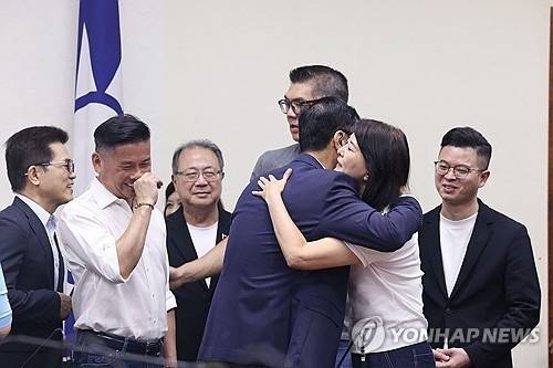 26일(현지시간) 대만에서 진행된 파면 투표 결과에 기뻐하는 국민당 의원들 [AFP = 연합뉴스]