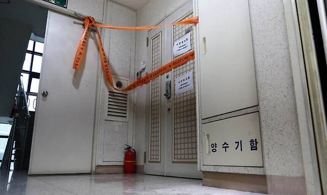 지난 21일 인천에서 사제 총기를 발사해 가족을 숨지게 한 피의자의 주거지에 폴리스 라인이 설치돼 있다. [사진 = 연합뉴스]