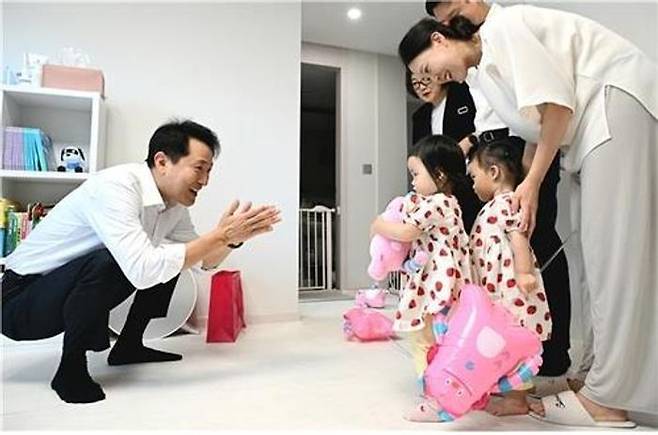 ‘미리내집’ 입주자 가족을 만난 오세훈 서울시장. [사진 출처 = 서울시]
