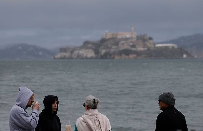 지난 21일 예년보다 쌀쌀한 날씨에 외투 입은 샌프란시스코 관광객들의 모습. AFP연합뉴스