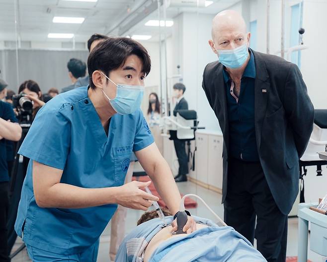 자생한방병원 이진호 병원장(왼쪽)이 해외 의료진들 앞에서 초음파 유도 약침치료법을 시연하고 있다. [자생한방병원]