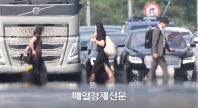 전국 대부분 지역에 폭염특보가 내려지고 1908년 이래 최고기온을 기록한 지난 8일 서울 여의대로를 건 너는 시민들이 더위위 지친듯 걸어가고 있다. [이충우 기자]