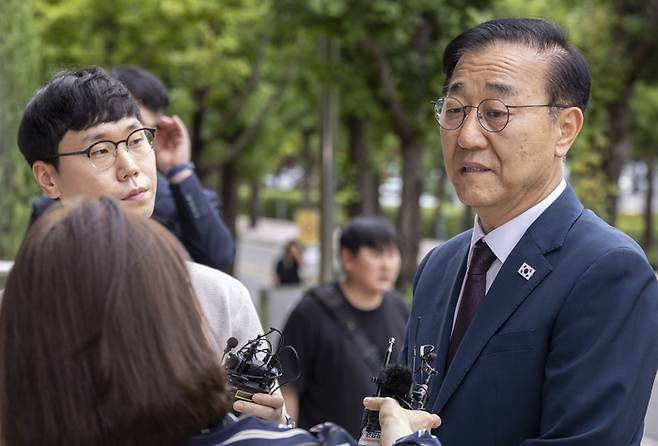 김윤덕 국토교통부 장관 후보자가 지난 15일 정부과천청사에 마련된 인사청문회 준비 사무실로 첫 출근하다 취재진과 만나 인터뷰하고 있다. [사진출처=연합뉴스]