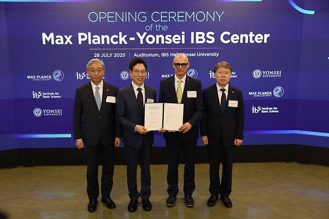 28일 서울 연세대 기초과학연구원(IBS)관에서 '막스플랑크-연세 IBS 센터' 개소식이 개최됐다. 윤동섭 연세대 총장, 천진우 IBS 나노의학연구단장, 요아힘 스파츠 막스플랑크 의학연구소장, 노도영 IBS 원장(왼쪽부터)이 기념촬영을 하고 있다.  IBS