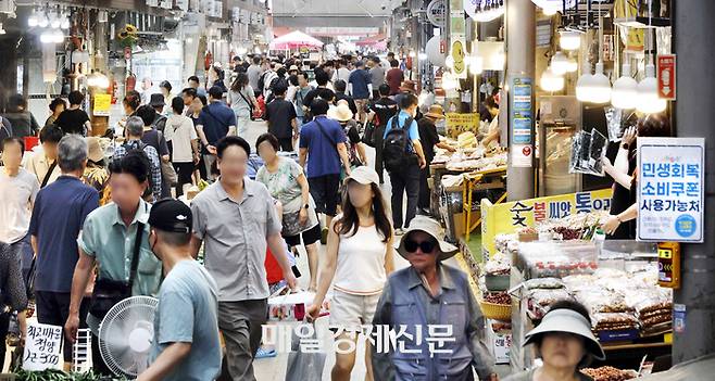 민생회복 소비쿠폰 지급 이후 첫 주말인 지난 27일 서울 동대문구 청량리종합시장이 시민들로 북적이고 있다. [김호영기자]