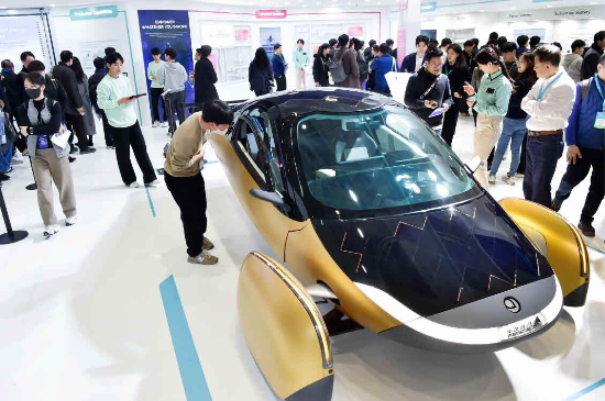 지난 3월 5일 서울 코엑스에서 개막한 국내 최대 배터리 전시회 ‘인터배터리 2025’에서 관람객들이 LG에너지솔루션 부스에서 LG엔솔 배터리를 탑재한 태양광 전기차 ‘앱테라’를 살펴보고 있다. (사진=LG에너지솔루션)