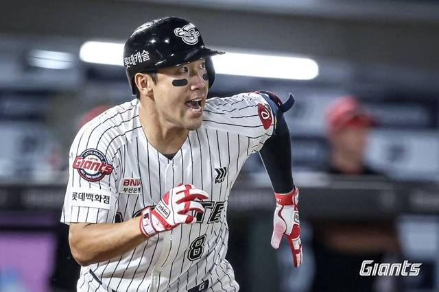 전준우가 27일 부산 KIA전에서 적시타를 친 뒤 베이스를 돌고있다. 사진=롯데 제공