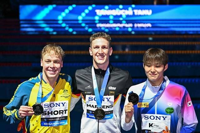 당당히 세계수영선수권대회 포디움에 선 김우민. 사진(AFP)=연합뉴스