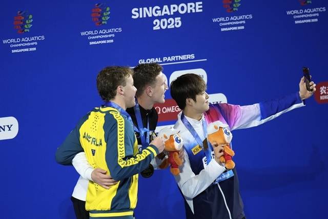 김우민이 메달 리스트들과 기념 사진을 찍고있다. 사진(AP)=연합뉴스