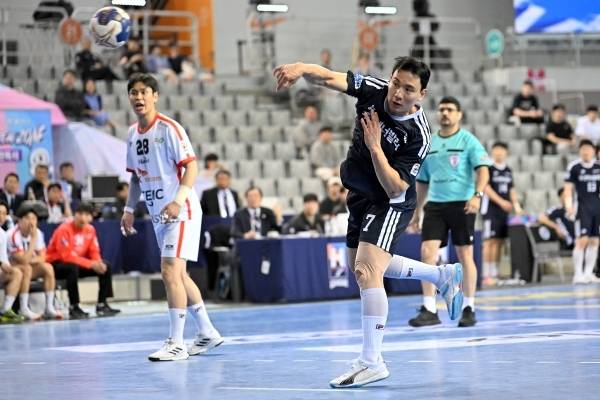 사진 7미터 드로에서 가장 많은 골을 넣은 두산의 이한솔이 7미터 드로를 하고 있다, 사진 제공=한국핸드볼연맹