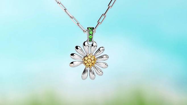 가수 지드래곤이 자신의 브랜드 피스마이너스원과 주얼리 브랜드 제이콥앤코가 콜라보레이션해 제작한 목걸이를 댄서들에게 선물했다. /사진=제이콥앤코 홈페이지