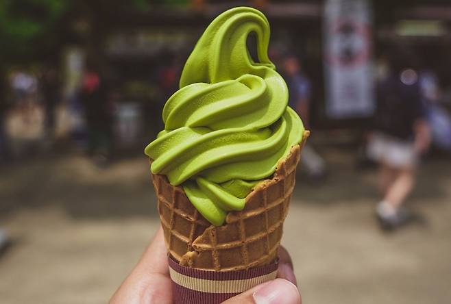 세계적으로 말차(matcha)의 인기가 뜨겁습니다. 미국 뉴욕타임즈는 지난 24일(현지 시간) "일본 등 주요 생산국을 중심으로 말차 공급난이 발생했다"며 '말차코어 현상'에 대해 보도했습니다. 사진은 말차 아이스크림. /사진=게티이미지뱅크