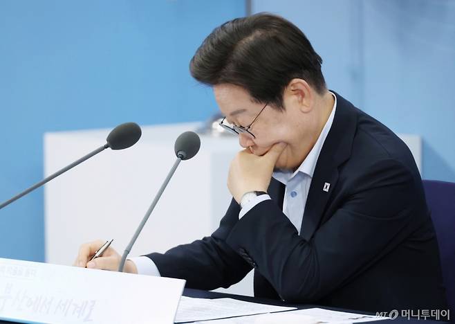 [부산=뉴시스]  이재명 대통령이 25일 부산 부경대에서 열린 타운홀미팅 '부산의 마음을 듣다' 지역 주민 간담회에서 자료를 살펴보고 있다. (대통령실통신사진기자단) 2025.07.25.