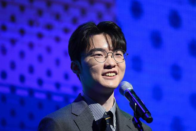 리그 오브 레전드(LoL·롤) e스포츠 팀인 T1이 '페이커' 이상혁과 4년 재계약 소식을 전했다. 사진은 이상혁이 지난해 11월20일 서울 중구 소공동 웨스틴 조선호텔에서 외교부 주최로 열린 '2024 글로벌 혁신을 위한 미래대화'에서 기조연설하는 모습. /사진=뉴시스