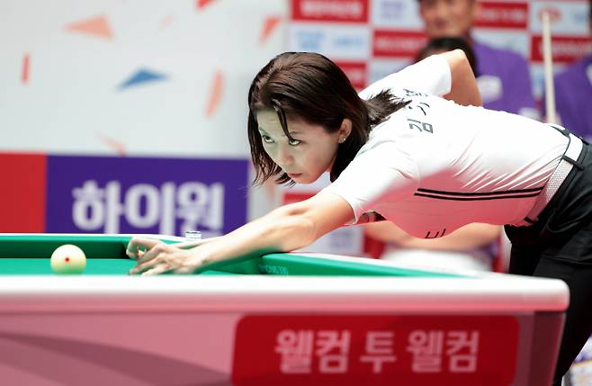 PBA 팀리그 전통 강호 SK렌터카와 하나카드가 나란히 4연승을 챙기며 치열한 선두 경쟁을 예고했다. 사진은 PBA 팀리그 경기에 출전한 하나카드 김가영의 모습. /사진=프로당구협회(PBA) 제공