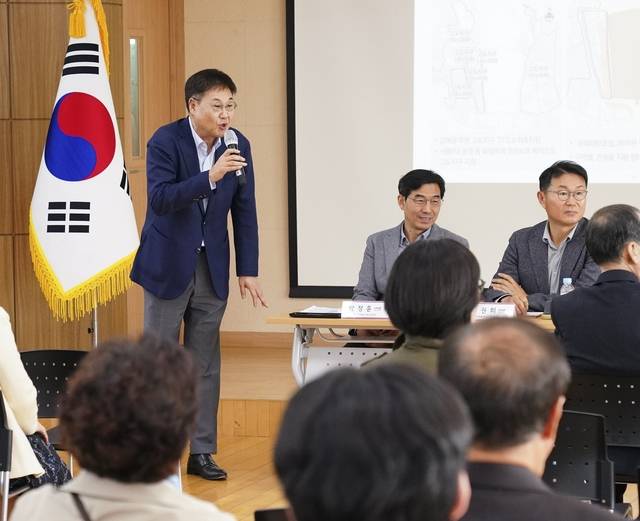 정문헌 서울 종로구청장이 주민토론회에서 발언하고 있다. 종로구청 제공