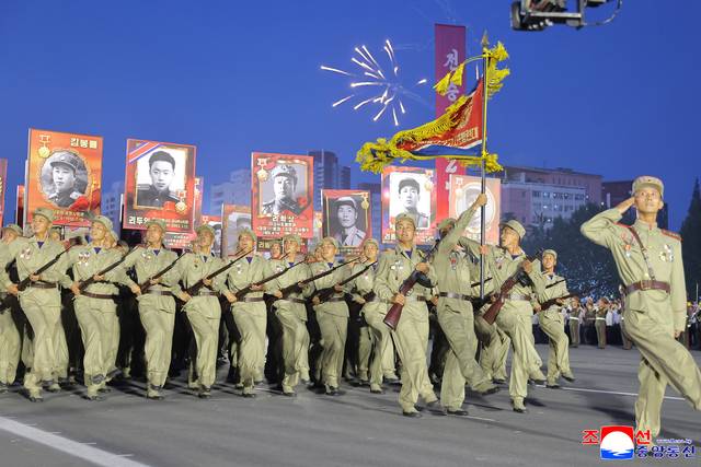 北, 전승절 72주년 기념 시가행진  : 북한이 정전협정 체결일인 27일 평양에서 개최한 전승절 72주년 기념 퍼레이드에서 북한 군인들이 시가행진을 하고 있다.  조선중앙통신·연합뉴스