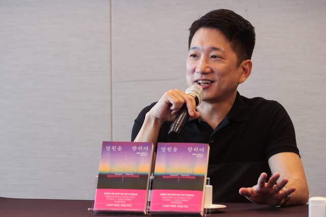 번역가 겸 소설가 안톤 허가 28일 서울 중구 프레스센터에서 열린 신작 소설 ‘영원을 향하여’ 출간기념 기자간담회에서 인사말을 하고 있다. 연합뉴스