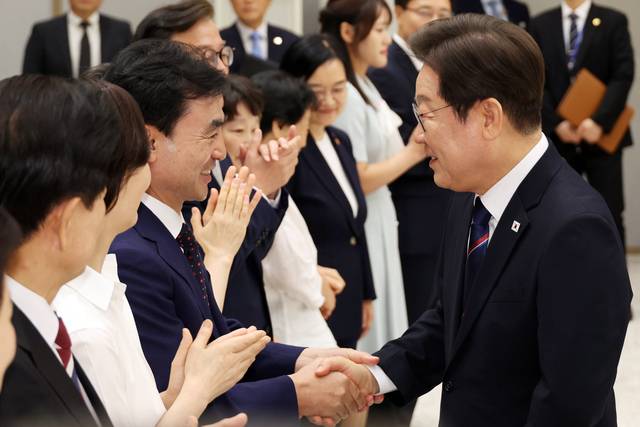 이재명 대통령이 28일 용산 대통령실에서 열린 임명장 수여식에서 안규백 국방부 장관과 인사하고 있다. 연합뉴스