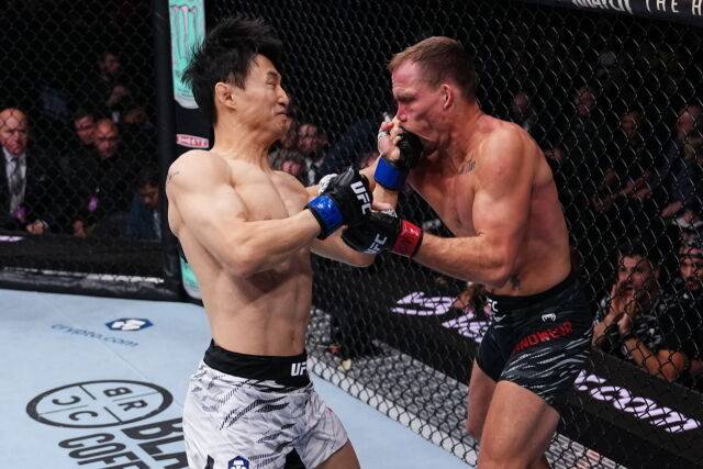 최두호(왼쪽)가 랜드웨어와 경기에서 어퍼컷을 작렬하고 있다. /UFC 제공