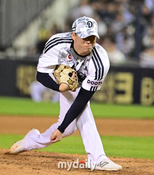 2025년 6월 5일 오후 서울 잠실구장에서 진행된 '2025 신한 SOL뱅크 KBO 리그' KIA 타이거즈와 두산 베어스의 경기.두산 고효준이 6회초 1사 1루서 구원등판해 역투하고 있다./마이데일리