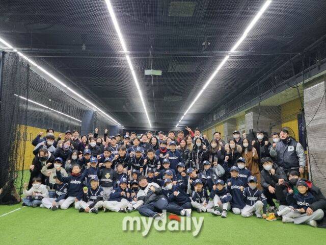 강남도곡 유소년야구단 선수들이 파이팅을 외치고 있다.