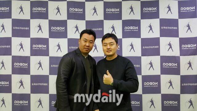 강남도곡 유소년야구단을 방문한 KIA 타이거즈 이범호 감독(왼쪽).
