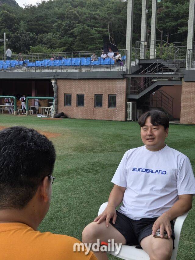 윤정호 감독(오른쪽)이 지도자 철학을 밝히고 있다. /횡성베이스볼테마파크=심재희 기자