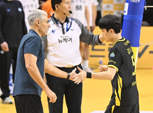 레오나르도 아폰소 감독과 김도훈./KOVO