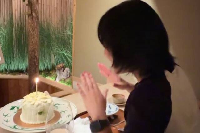 여자 스태프는 케이크에 초를 불며 행복한 표정을 짓고 있다. / 남궁민 소셜미디어