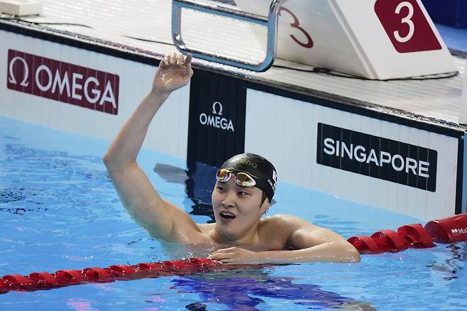 김우민이 27일 싱가포르 세계수영선수권 대회 남자 400m 자유형 결승에서 동메달을 획득한 후 기뻐하고 있다. [AP]