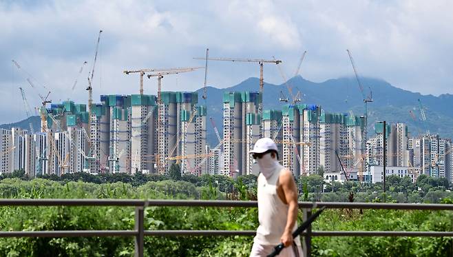 서울 용산구 한강공원에서 바라본 서초구의 한 아파트 건설현장 모습. 임세준 기자