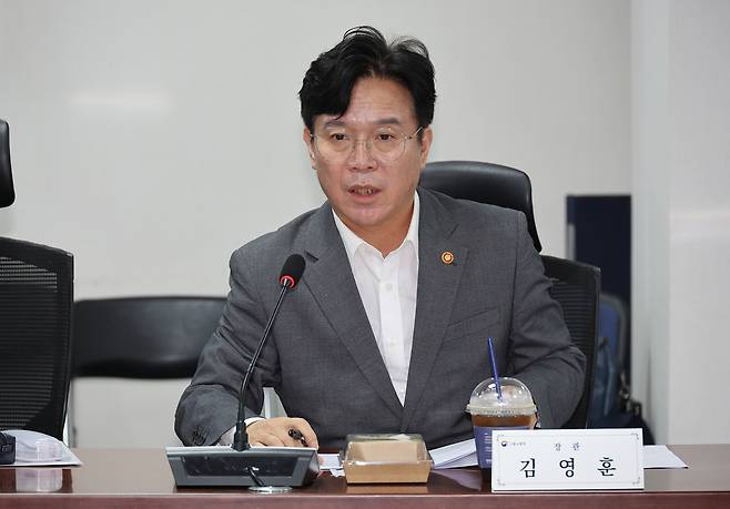 28일 국회 의원회관에서 열린 국회 환경노동위원회 실무당정협의회에서 김영훈 고용노동부 장관이 발언하고 있다. [연합]