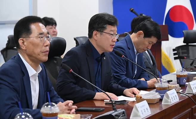 안호영 국회 환경노동위원장이 28일 서울 여의도 국회 의원회관에서 열린 국회 환경노동위원회 실무당정협의회에 참석해 발언하고 있다. 이상섭 기자
