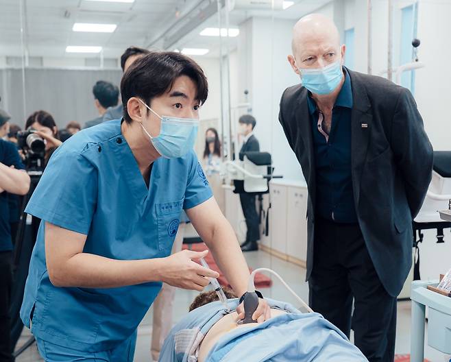 [사진설명] 자생한방병원 이진호 병원장(왼쪽)이 해외 의료진 대상으로 초음파 유도 약침치료법을 시연하며 설명하고 있다.