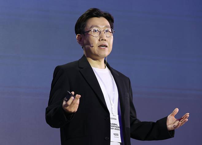 지난 6월 10일 서울 중구 동대문디자인플라자에서 열린 무신사 글로벌 파트너스데이 기자간담회에서 박준모 대표가 글로벌 전략을 발표하고 있다. [연합]