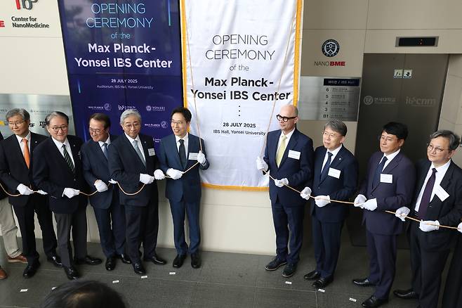 28일 연세대 IBS관에서 열린 ‘막스플랑크-연세 IBS 센터 개소식’에서 주요 참석자들이 현판식에 참여했다. 이원용(왼쪽부터) 연세대 연구부총장, 김용호 연세대 행정·대외부총장, 손영종 연세대 교학부총장, 윤동섭 연세대 총장, 천진우 IBS 나노의학연구단장, 요아킴 스파츠 MPI 의학연구소장, 노도영 IBS 원장, 과학기술정보통신부 정택렬 실장 직무대리, 채순기 IBS 부원장.[IBS 제공]